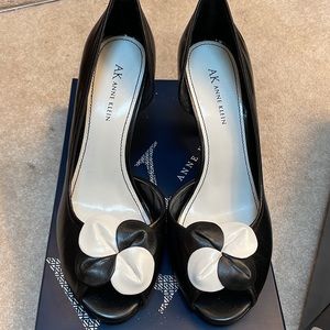 Anne Klein leather black and white pumps